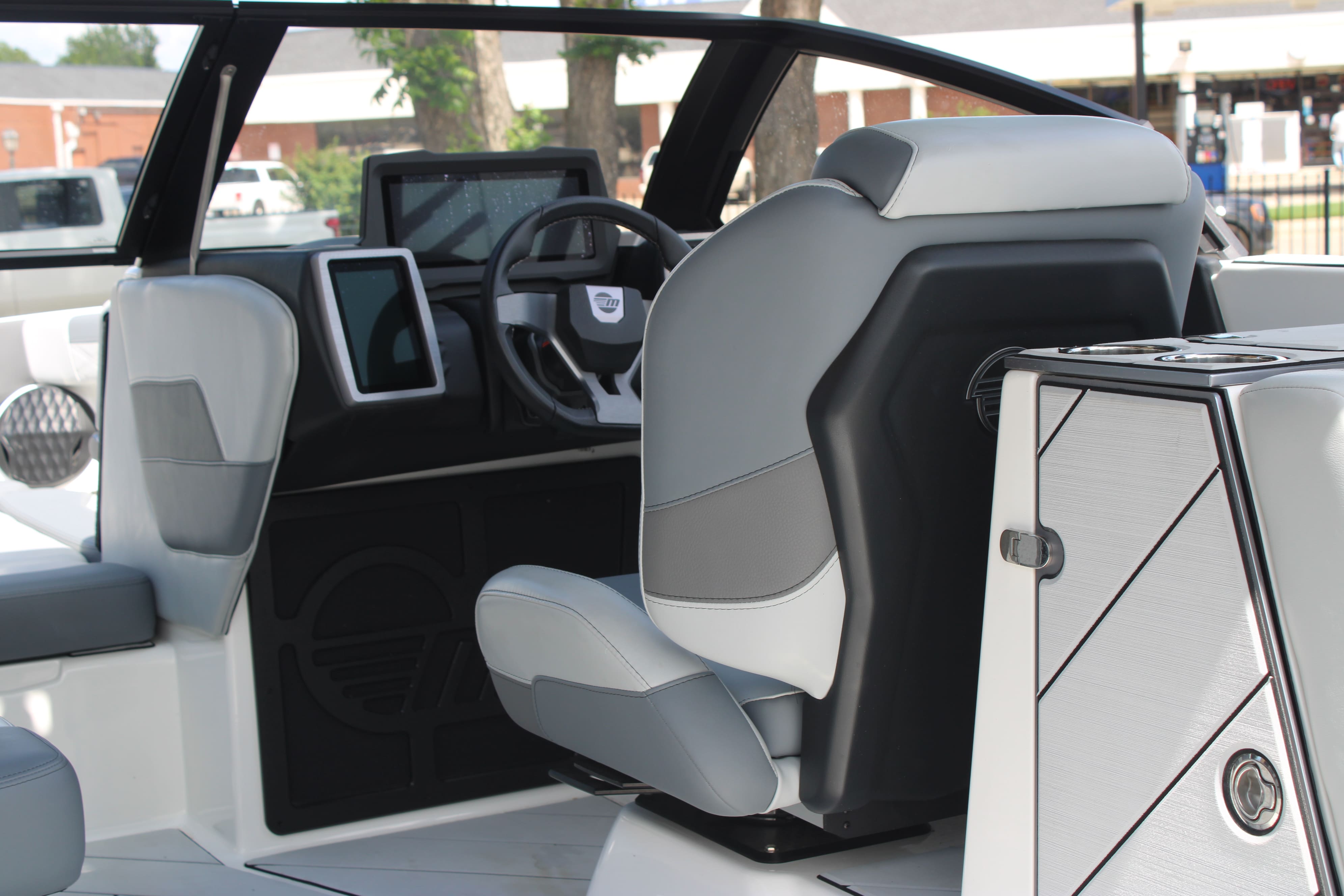 2022 Malibu 25 LSV Icon